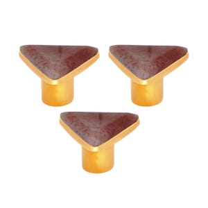 Könnte beinhalten: Drei Schrankknöpfe mit dreieckiger Oberseite und goldfarbenem Sockel. Die dreieckige Oberseite hat ein gesprenkeltes, rötlich-braunes Aussehen. Die Knöpfe sind in einem Dreiecksmuster vor weißem Hintergrund angeordnet.