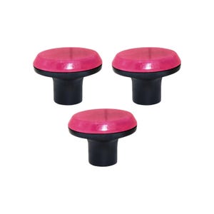 Può includere: Una tazza di ceramica bianca con manico nero e la scritta "But First, Coffee" in grassetto nero. La tazza è posta su uno sfondo sfocato, che suggerisce un'atmosfera accogliente.