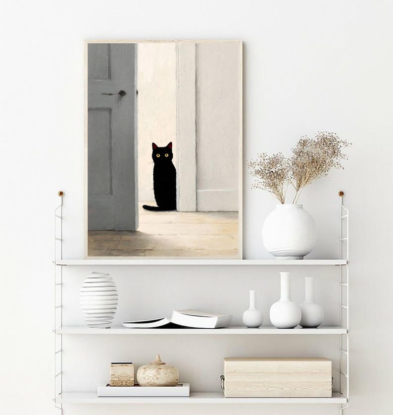 Peut inclure: Une impression d'art encadr&eacute;e repr&eacute;sentant un chat noir aux yeux jaunes, plac&eacute; dans une embrasure de porte. L'&oelig;uvre d'art a un style minimaliste avec une palette de couleurs neutres, comprenant des nuances de blanc, de gris et de beige. Le chat est le point central de l'image.