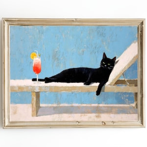 Puede incluir: Pintura enmarcada que representa un gato negro tumbado en una tumbona con un cóctel. El gato es el punto focal, sobre un fondo azul claro texturizado. Un vibrante cóctel rojo con una rodaja de naranja está cerca. La pintura tiene un ambiente relajado y veraniego.