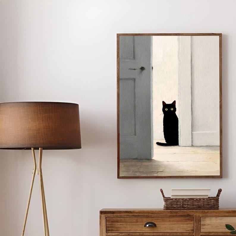 Peut inclure: Impression d'art encadr&eacute;e repr&eacute;sentant un chat noir aux yeux jaunes dans une porte. L'&oelig;uvre d'art est minimaliste, mettant en valeur la silhouette du chat et le contraste clair-obscur.