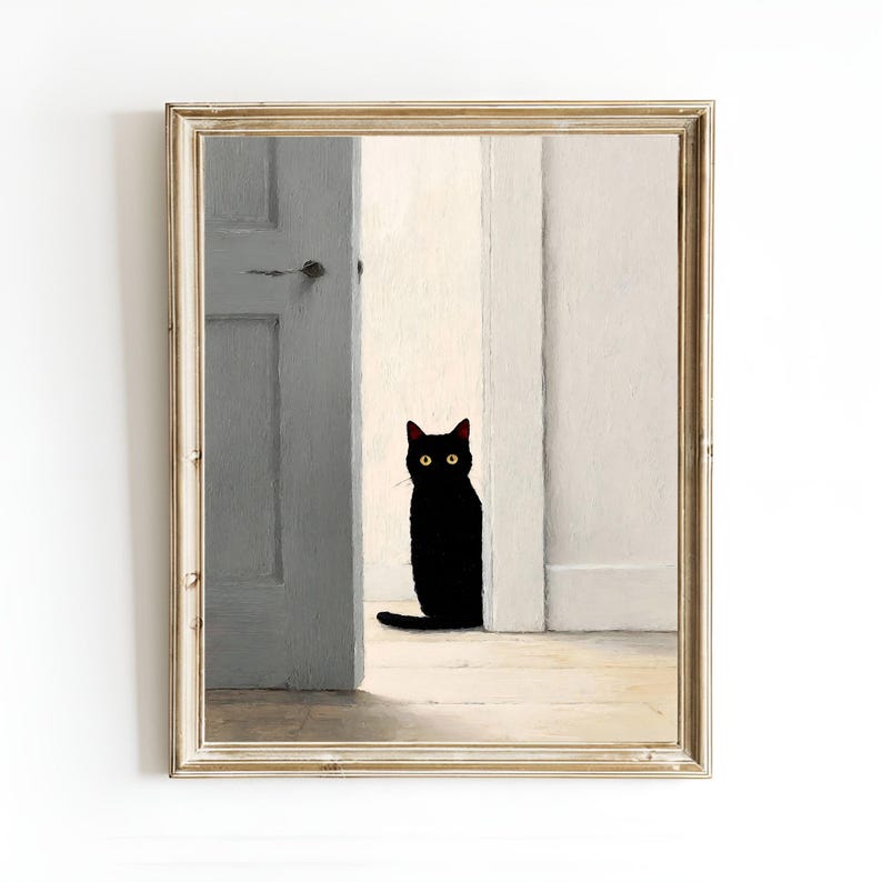 Peut inclure: Impression d'art encadr&eacute;e repr&eacute;sentant un chat noir aux yeux jaunes, plac&eacute; dans une embrasure de porte. Le chat est le point central, sur fond de porte grise et de murs blancs. L'&oelig;uvre est encadr&eacute;e dans un cadre dor&eacute;.