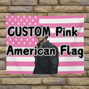 Arazzo personalizzato con bandiera americana rosa con qualsiasi foto e testo / Bandiera Kpop personalizzata / Graziosa decorazione da parete / Estetica per dormitorio / Regalo per fan Kpop