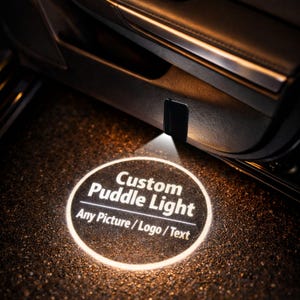 Op de afbeelding: Een set van drie keramische mokken met een gespikkelde, matte afwerking. De mokken zijn in crème, lichtgrijs en donkergrijs. Elke mok heeft een eenvoudig, minimalistisch ontwerp.