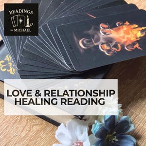 Può includere: Un mazzo di carte dei tarocchi nere a ventaglio, con il testo "READINGS BY MICHAEL" e un logo di carte, una stella e una candela. Le parole "LOVE & RELATIONSHIP HEALING READING" sono sovrapposte all'immagine.