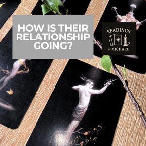 Op de afbeelding: Tarotkaarten met een zwarte achtergrond en witte illustraties liggen op een houten oppervlak. De tekst "HOW IS THEIR RELATIONSHIP GOING?" staat op een grijze rechthoek. Het logo "READINGS by MICHAEL" is ook zichtbaar.