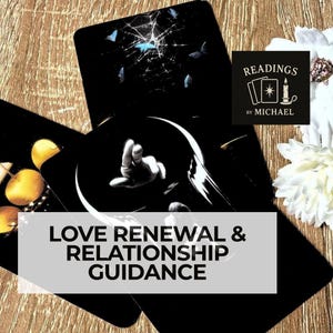 Può includere: Diverse carte dei tarocchi nere con illustrazioni di mani, corpi celesti e farfalle. Le carte sono disposte su una superficie di legno, con il testo "LOVE RENEWAL & RELATIONSHIP GUIDANCE". Un logo recita "READINGS by MICHAEL".