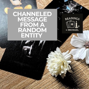 Może przedstawiać: Zdjęcie kart tarota z napisem "CHANNELED MESSAGE FROM A RANDOM ENTITY". Widoczne jest również logo z napisem "READINGS by MICHAEL". Białe kwiaty i drewniana powierzchnia dopełniają scenę.