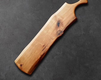 Gepersonaliseerd charcuteriebord met Live Edge Cherry - cadeau-idee van hout