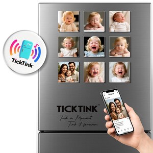 Op de afbeelding: Een roestvrijstalen koelkastdeur toont negen babyfotomagneten en een fotomagneet van een gezin. Een telefoon toont een familiefoto. Een ronde magneet met het TickTink-logo staat links. De tekst "Tick a Moment, Tink it forever" staat op de deur.