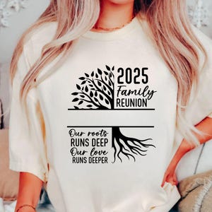 Pu&ograve; includere: T-shirt color crema con grafica nera. Il design presenta un albero con la scritta "2025 Family Reunion" sopra una linea orizzontale. Sotto, il testo recita "Our roots RUNS DEEP Our love RUNS DEEPER".