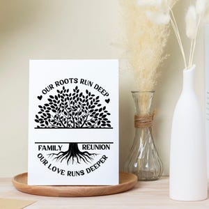 Pu&ograve; includere: Una carta bianca con un disegno di albero nero e il testo "OUR ROOTS RUN DEEP" e "FAMILY REUNION OUR LOVE RUNS DEEPER". La carta &egrave; esposta su un vassoio di legno, con un vaso di fiori secchi e un vaso bianco sullo sfondo.
