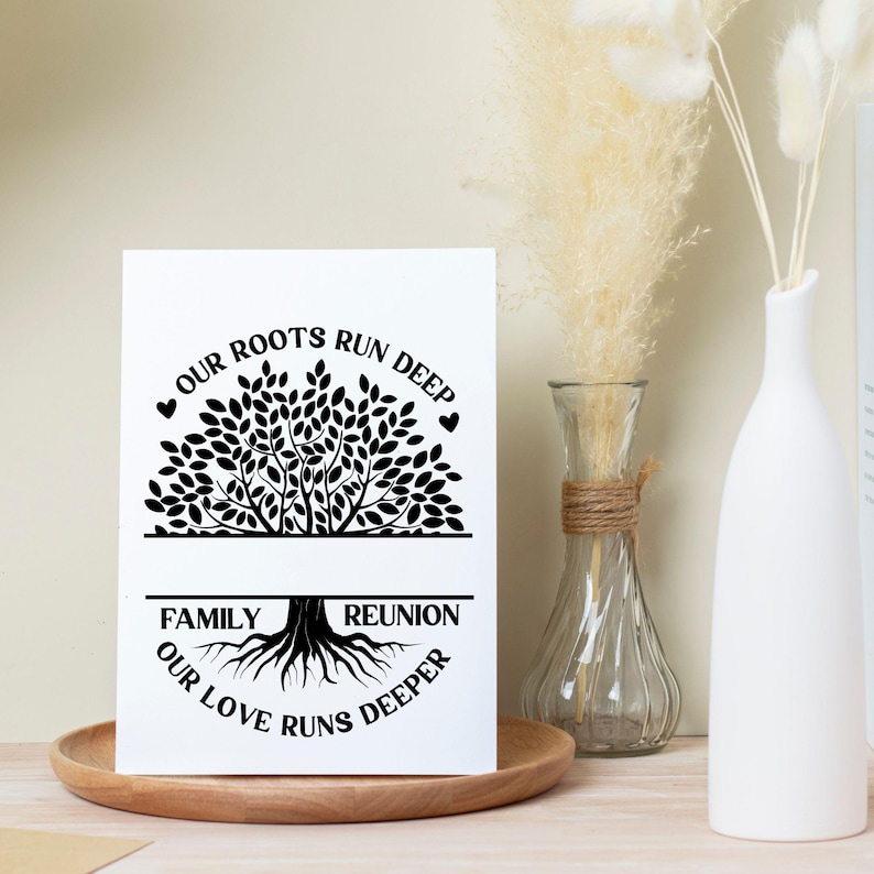 Pu&ograve; includere: Una carta bianca con un disegno di albero nero e il testo "OUR ROOTS RUN DEEP" e "FAMILY REUNION OUR LOVE RUNS DEEPER". La carta &egrave; esposta su un vassoio di legno, con un vaso di fiori secchi e un vaso bianco sullo sfondo.