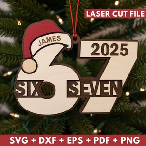Pode incluir: Enfeite de Natal de madeira com um design de gorro de Papai Noel. O enfeite apresenta o nome "JAMES", o número "67" e o ano "2025". As palavras "SIX" e "SEVEN" também são visíveis. O enfeite está pendurado em uma corda vermelha. As palavras "LASER CUT FILE" e "SVG + DXF + EPS + PDF + PNG" também são visíveis.