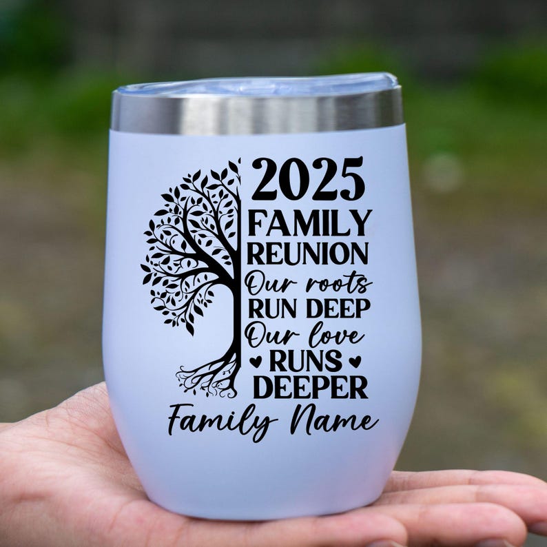 Pu&ograve; includere: Un bicchiere da vino bianco senza stelo con bordo argentato, con un disegno di albero nero e il testo "2025 Riunione di famiglia, Le nostre radici sono profonde, Il nostro amore &egrave; pi&ugrave; profondo, Cognome."