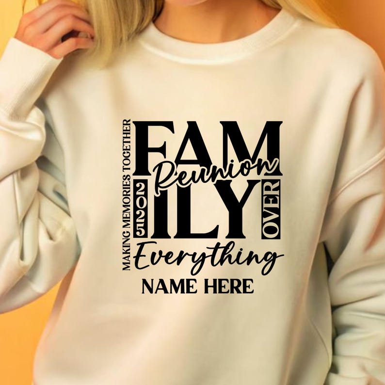 Pu&ograve; includere: Felpa color crema con grafica nera che recita "FAM Reunion ILY Over Everything" con l'anno 2023 e "Making Memories Together" sul lato. La parte inferiore della grafica ha spazio per un nome.