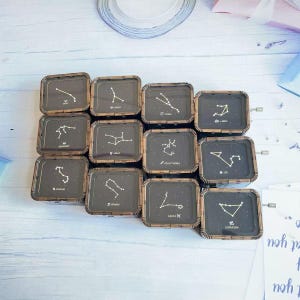Dwanaście znaków zodiaku Konstelacja Muzyczna Skrzynka | Drewniana Skrzynka Muzyczna z Korbą Ręczną | Prezent Urodzinowy dla Przyjaciół Pary Mężczyzn Kobiety