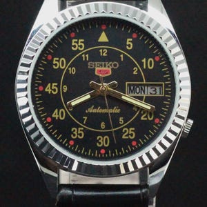 Vintage Authentic Seiko 5 &quot;7009&quot; 17 Jewels Automatic Men&#39;s Wrist Watch In Good Condition.