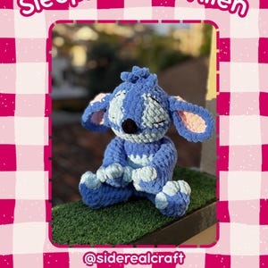 Può includere: Un peluche all'uncinetto blu di un alieno con grandi orecchie, un naso nero e occhi chiusi. Il testo Sleeping Blue Alien, @siderealcraft e PDF Crochet Pattern è visualizzato su uno sfondo a quadretti rosa e bianchi attorno al peluche.