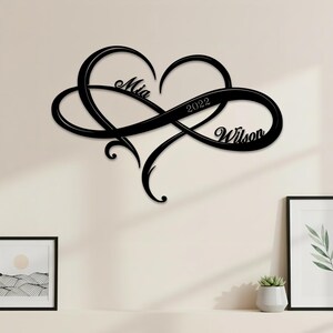 Placa de metal personalizada com o nome do cônjuge, decoração de parede rústica com símbolo do infinito, arte de parede minimalista com coração e símbolo do infinito para casais, placa de parede com nome e símbolo do infinito para casamento.
