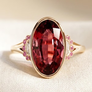 Anello di fidanzamento con rubino color sangue di piccione: taglio ovale, diamanti e zaffiri, oro giallo, anello con rubino taglio ovale, anello da sposa con rubino ovale per fidanzamento.