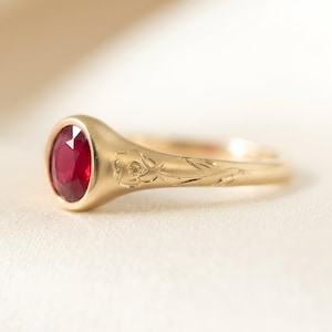 Rubin Ring Gold Lünette Set Vintage Floral Gravierte Band Zierliche Schmuck Geschenk für ihren Juli Birthstone Ring