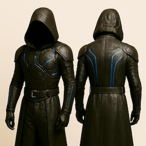 Może przedstawiać: Czarny kostium z kapturem i niebieskimi liniami akcentującymi. Strój zawiera długi płaszcz, rękawice i buty. Widok z przodu pokazuje zbroję na klatce piersiowej i pasek, a widok z tyłu podkreśla wzór.