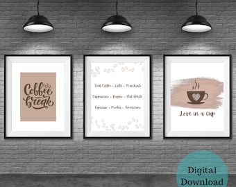 Puede incluir: Tres impresiones enmarcadas con temática de café. La impresión de la izquierda tiene un fondo marrón con el texto "Coffee break" en letra cursiva marrón. La impresión del medio tiene un fondo blanco con una lista de bebidas de café en texto marrón y un patrón de granos de café. La impresión de la derecha tiene un fondo marrón claro con una taza de café con un corazón y el texto "Love in a cup".