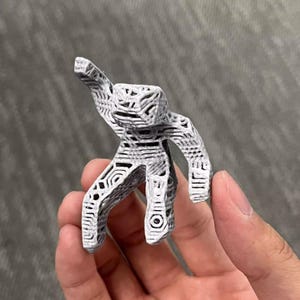 Llavero Rocky Project Ave María – Llavero de arte geométrico moderno – Adorno ligero con acabado plateado – Regalo minimalista único para él o ella