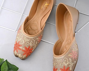 Handgefertigte beigefarbene Leder-Jutis für Mädchen | Ethnische Mojari-Flats | Bequeme Hochzeitsschuhe | Lässige traditionelle Ballerinas.