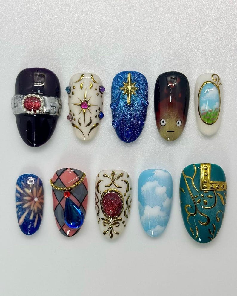 Peut inclure: Dix faux ongles aux motifs vari&eacute;s. On y trouve un ongle violet fonc&eacute; avec une bande argent&eacute;e et une gemme rouge, un ongle blanc avec des accents dor&eacute;s et une gemme rose, et un ongle bleu avec une &eacute;toile dor&eacute;e. Chaque ongle est unique.