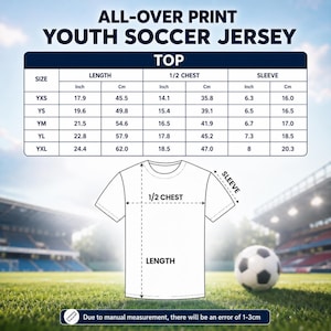 Op de afbeelding: Een wit jeugdvoetbalshirt met een maattabel. De tabel toont afmetingen in inches en centimeters voor lengte, halve borst en mouw. De tekst "ALL-OVER PRINT YOUTH SOCCER JERSEY" staat bovenaan.