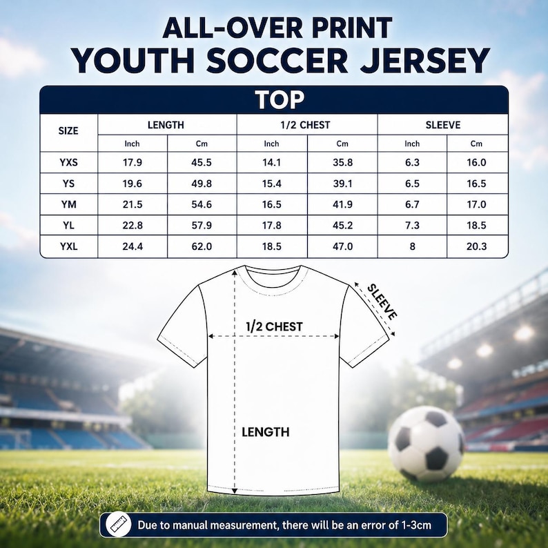 Op de afbeelding: Een wit jeugdvoetbalshirt met een maattabel. De tabel toont afmetingen in inches en centimeters voor lengte, halve borst en mouw. De tekst "ALL-OVER PRINT YOUTH SOCCER JERSEY" staat bovenaan.
