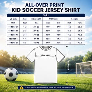 Op de afbeelding: Wit peuter voetbalshirt met maattabel. De tabel bevat borst- en lengtematen in inches en centimeters. Een voetbal ligt op het groene gras voor het shirt. De tekst luidt "ALL-OVER PRINT KID SOCCER JERSEY SHIRT".