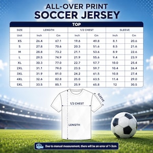 Op de afbeelding: Een wit voetbalshirt met een maattabel met afmetingen in inches en centimeters. Het shirt staat op een groen veld met een voetbal. De tekst "ALL-OVER PRINT SOCCER JERSEY" staat bovenaan.