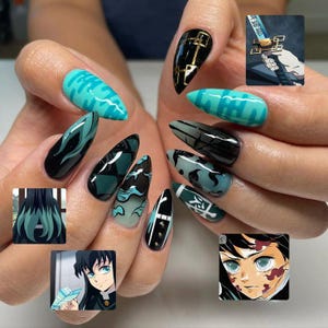 Puede incluir: Uñas largas y puntiagudas con diversos diseños. Las uñas presentan tonos turquesa, negro y dorado. Algunas uñas tienen patrones abstractos, mientras que otras muestran obras de arte inspiradas en el anime. La estética general es artística y detallada.