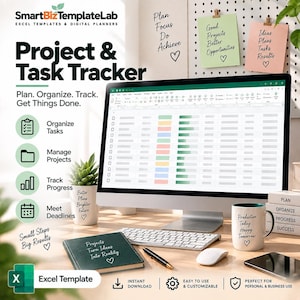 Könnte beinhalten: Ein Computermonitor mit einer Excel-Vorlage zur Projekt- und Aufgabenverfolgung, begleitet von einer Tastatur, einer Maus, einem dunkelgrünen Notizbuch mit Text, einer weißen Tasse mit Text, einer kleinen Sukkulente und Haftnotizen auf einer Lochwand.