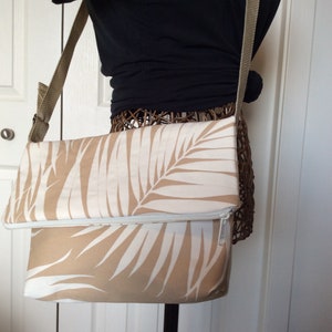 Bolso bandolera de lona con diseño de helecho hawaiano