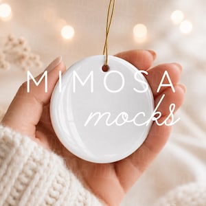 Mockup van een rond keramisch ornament, ornament in de hand mockup, model rond ornament JPG, direct te downloaden