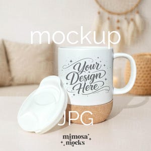 Puede incluir: Taza de cerámica blanca con base de corcho y tapa blanca. La taza tiene el texto "Your Design Here" en una fuente de escritura. La imagen también incluye la palabra "mockup" y "JPG".