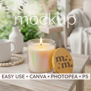 Puede incluir: Una vela encendida en un tarro de vidrio transparente con tapa de madera. La vela tiene un efecto nacarado. La tapa está grabada con las letras "m. m." y estrellas. También se ven las palabras "mockup", "EASY USE", "CANVA", "PHOTPEA" y "PS".