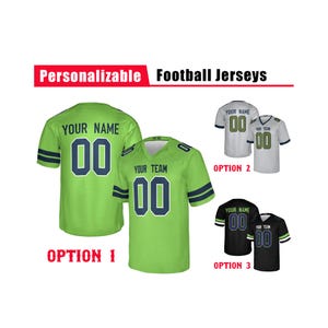 Könnte beinhalten: Personalisierbare Fußballtrikots in drei Farboptionen. Option 1 ist limettengrün mit dunkelblauen Akzenten. Option 2 ist weiß mit limettengrünen und dunkelblauen Details. Option 3 ist schwarz mit limettengrünen und dunkelblauen Verzierungen.