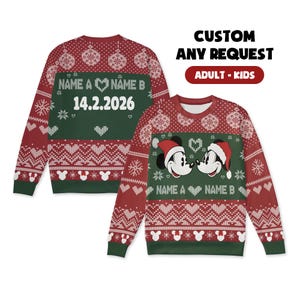 Könnte beinhalten: Roter und grüner Weihnachtspullover mit festlichem Muster und Mickey Mouse-Figuren. Der Pullover zeigt den Text "NAME A ♡ NAME B" und das Datum "14.2.2026". Die Wörter "CUSTOM ANY REQUEST" und "ADULT - KIDS" sind ebenfalls sichtbar.