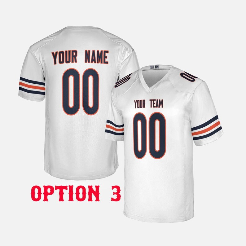 K&ouml;nnte beinhalten: Wei&szlig;es Football-Trikot mit marineblauen und orangefarbenen Akzenten. Das Trikot zeigt die Nummer "00" in Marineblau mit orangefarbener Umrandung. Die Texte "YOUR NAME" und "YOUR TEAM" sind &uuml;ber den Nummern. Der Text "OPTION 3" ist rot.