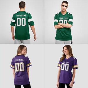 K&ouml;nnte beinhalten: Vier Bilder von American-Football-Trikots in Gr&uuml;n und Lila. Die gr&uuml;nen Trikots haben wei&szlig;e Akzente und den Text "YOUR TEAM" und "00". Die lila Trikots haben goldene Akzente und den Text "YOUR NAME" und "00".