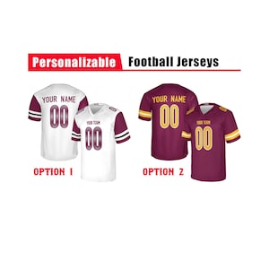 Puede incluir: Imagen de camisetas de fútbol personalizables. Se muestran dos opciones: la opción 1 presenta camisetas blancas con detalles granate y negro, y la opción 2 muestra camisetas granates con detalles dorados. Cada camiseta tiene el número "00" y espacio para un nombre.