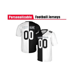 Puede incluir: Dos camisetas de fútbol con un diseño dividido en blanco y negro. Las camisetas muestran el texto Personalizable Football Jerseys, YOUR NAME, YOUR TEAM y el número 00. La camiseta izquierda muestra la parte trasera y la derecha la frontal.