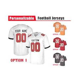 Puede incluir: Camiseta de fútbol blanca con números rojos y ribete negro. El texto "YOUR NAME" está encima de los números. La imagen también muestra otras opciones de color de camiseta: naranja, rojo y gris. El texto "Personalizable Football Jerseys" está en la parte superior.