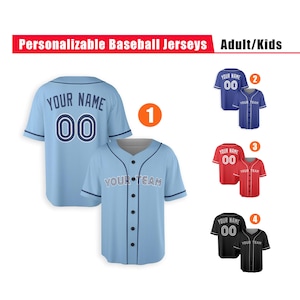 Puede incluir: Camiseta de béisbol azul claro con el texto "YOUR NAME" y el número "00". La camiseta tiene una parte delantera abotonada y se muestra con otras tres opciones de color: azul, rojo y negro. El texto "Personalizable Baseball Jerseys Adult/Kids" está en la parte superior.