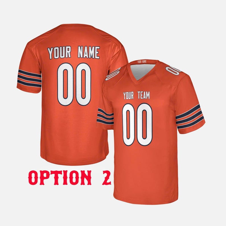 K&ouml;nnte beinhalten: Zwei orangefarbene Football-Trikots mit wei&szlig;en Zahlen und Schriftz&uuml;gen. Auf einem Trikot steht "YOUR NAME" und die Nummer "00" auf dem R&uuml;cken. Das andere Trikot zeigt "YOUR TEAM" und die Nummer "00" auf der Vorderseite. Beide haben marineblaue Streifen.